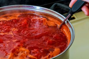 В этой борщовой заправке много свеклы, поэтому она имеет сладковатый вкус