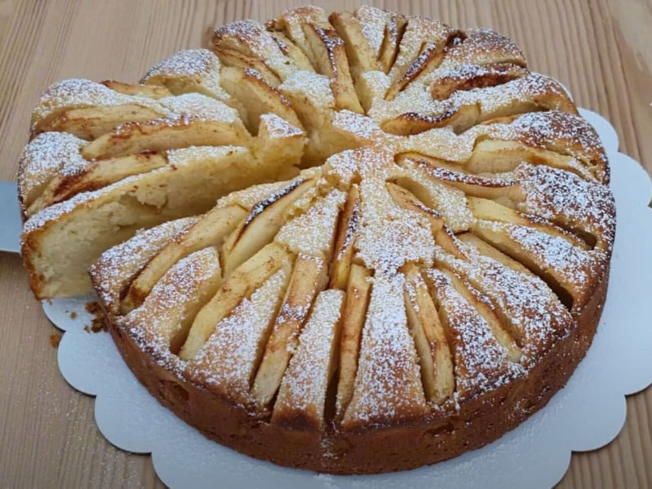 Выпекайте пирог в разогретой до 180 °C духовке в течение 45 минут