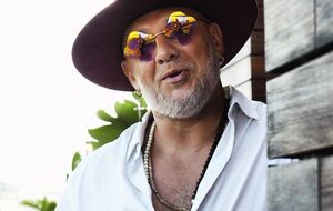 Потап: А я на лодке, а я на лодке, а ну-ка, девочки, сделайте фотки…