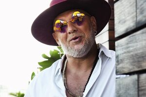 Потап: А я на лодке, а я на лодке, а ну-ка, девочки, сделайте фотки…