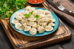 Во время приготовления на одну часть пельменей нужно взять три части воды