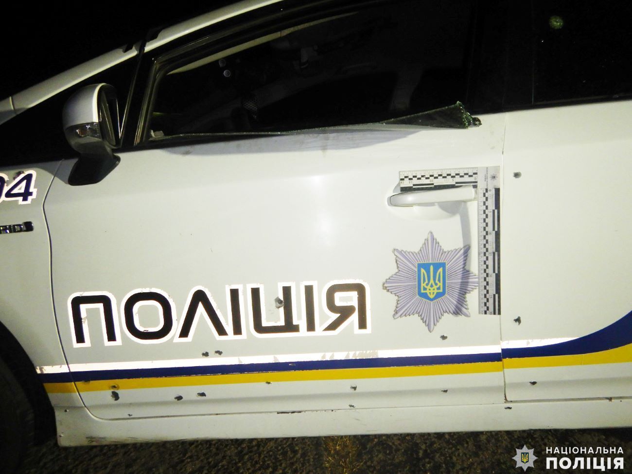 Окрім пошкодження автомобіля, унаслідок вибуху на бетонній основі дороги утворилася вирва