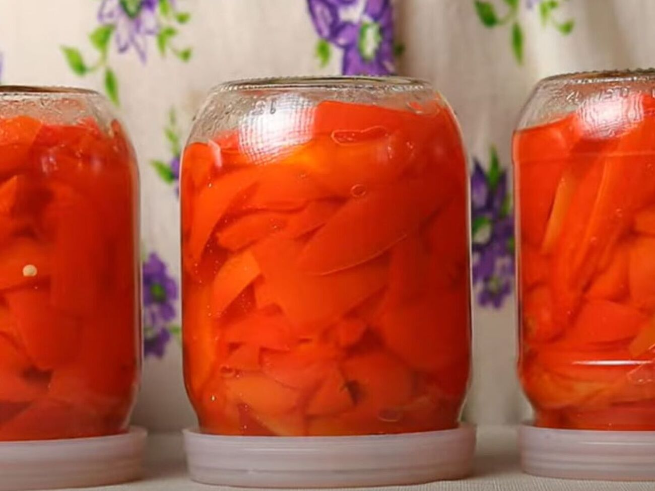 Банки после консервирования переверните и оставьте в теплом месте, пока маринад не остынет