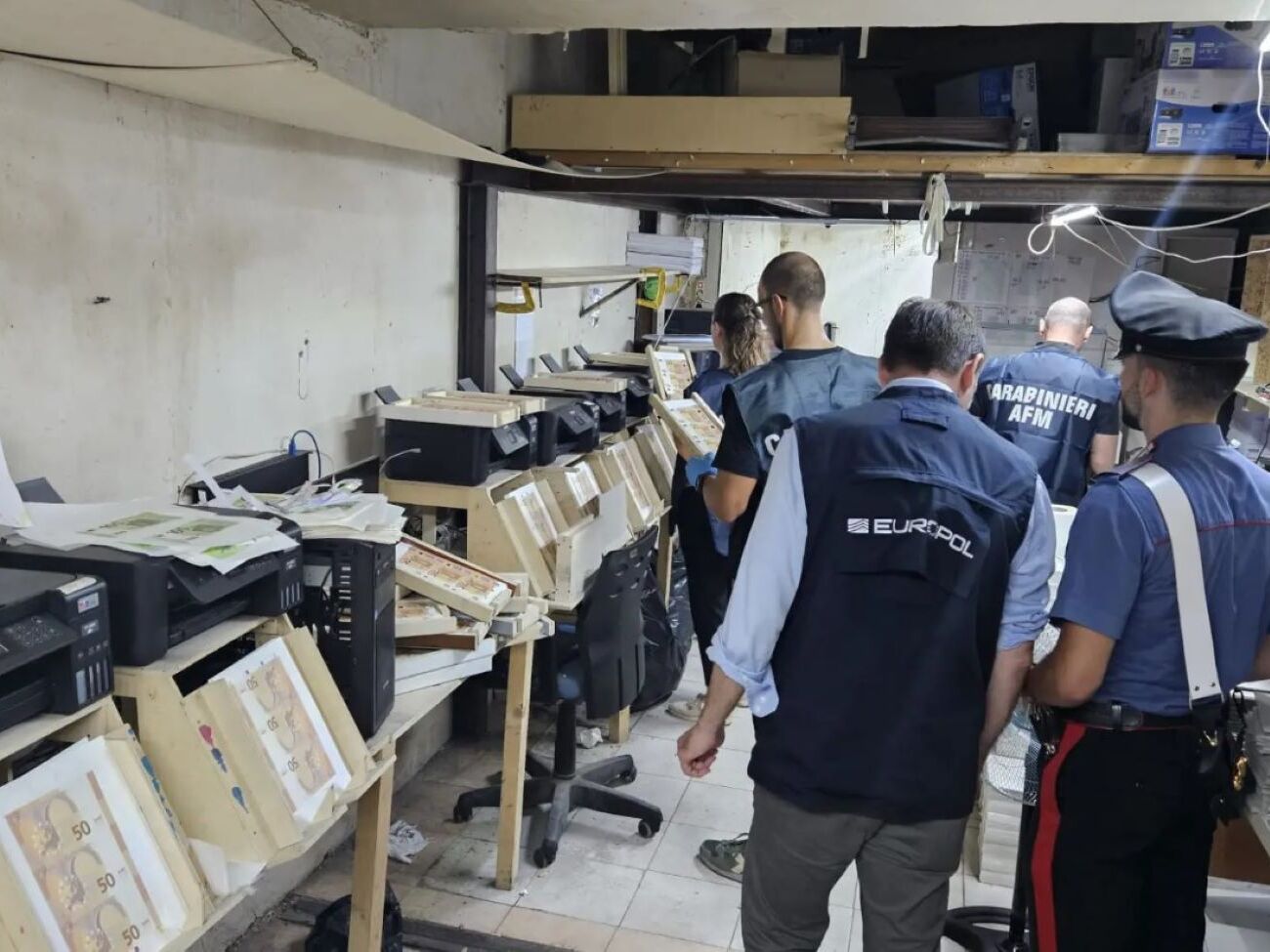Підпільну "друкарню" із 31 цифровим друкарським верстатом фігурант, імовірно, облаштував у власному будинку в Неаполі