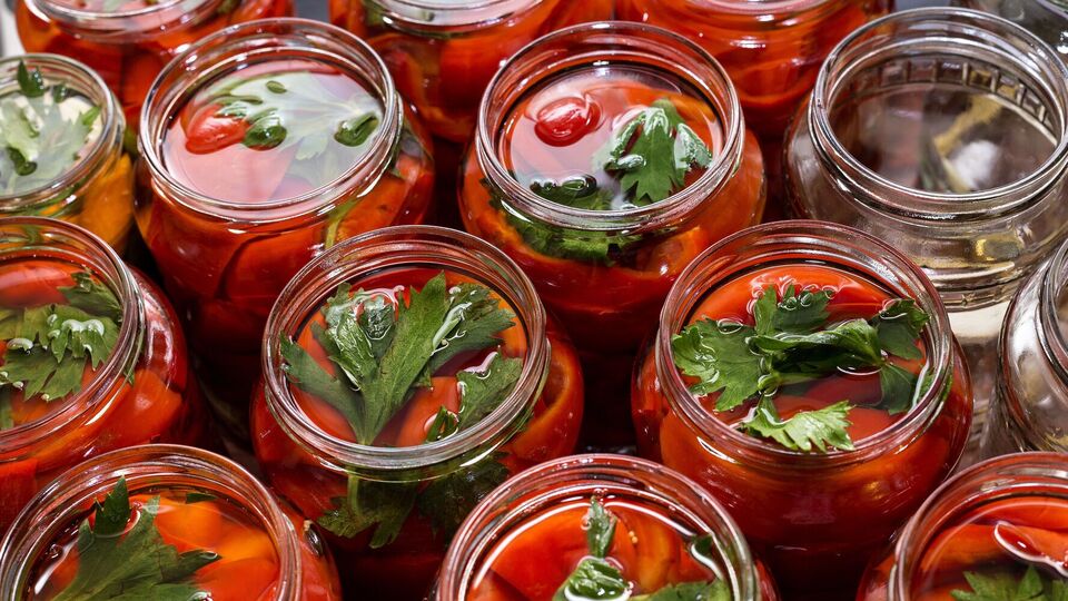 Банки, в которые раскладываются помидоры, нужно стерилизовать