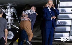 Байден особисто зустрічав літак зі звільненими американцями