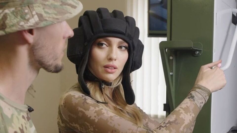 Полякова посетила тренажерный комплекс, где курсанты учатся управлять настоящим танком