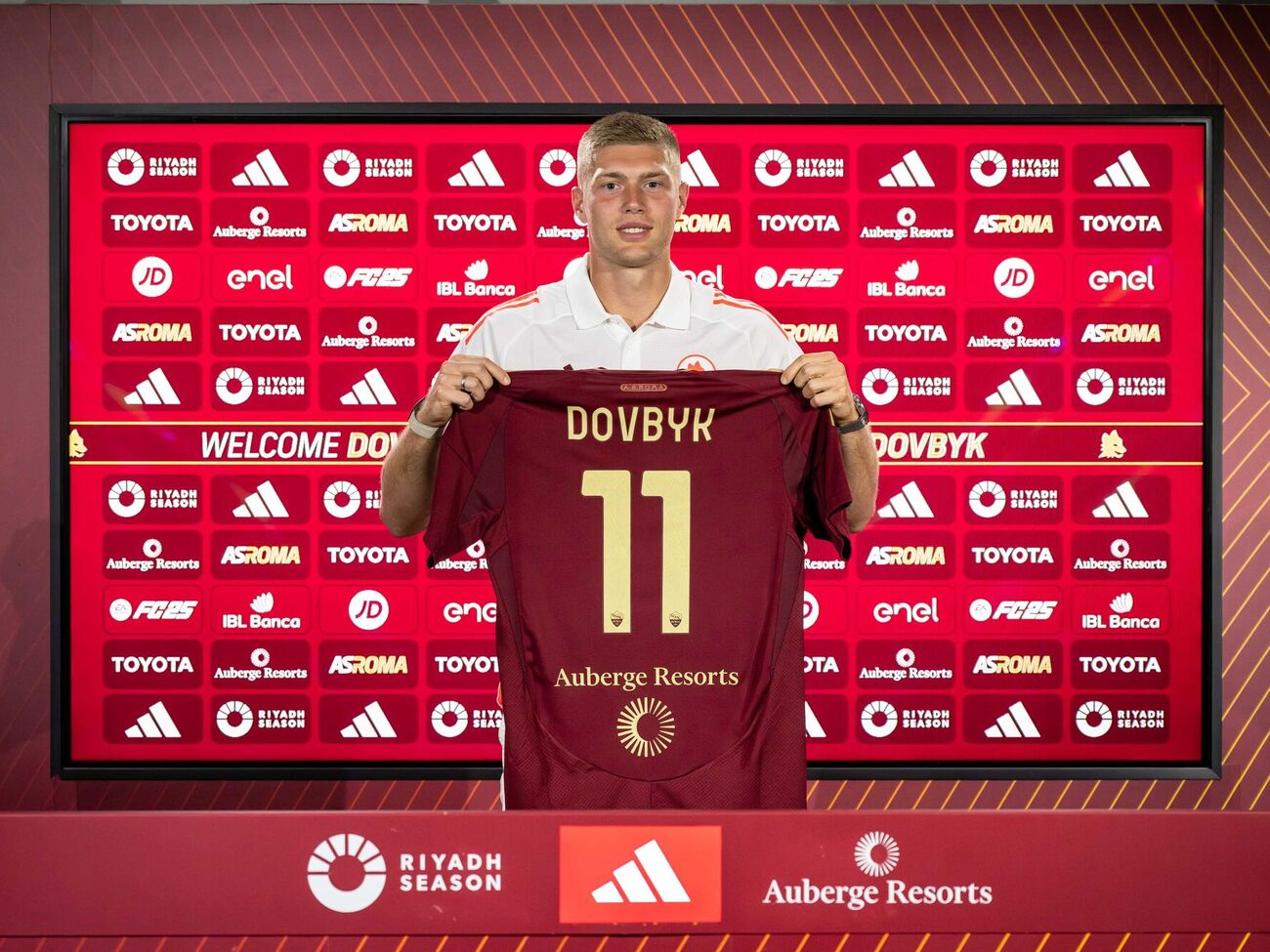 Довбик будет играть за "Рому" под 11-м номером