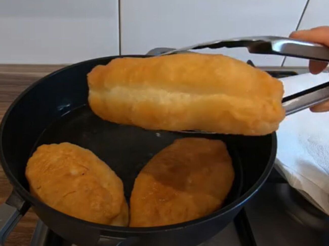 Обсмажте пиріжки із двох боків на олії