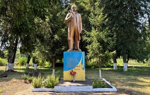 Местный художник за две недели сменил Ленину подбородок, заменил кепку на "Кобзарь", а пиджак превратил в пальто, отметило СМИ