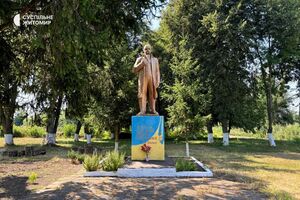 Місцевий художник за два тижні змінив Леніну підборіддя, замінив кепку на "Кобзар", а піджак перетворив на пальто, зазначив ЗМІ