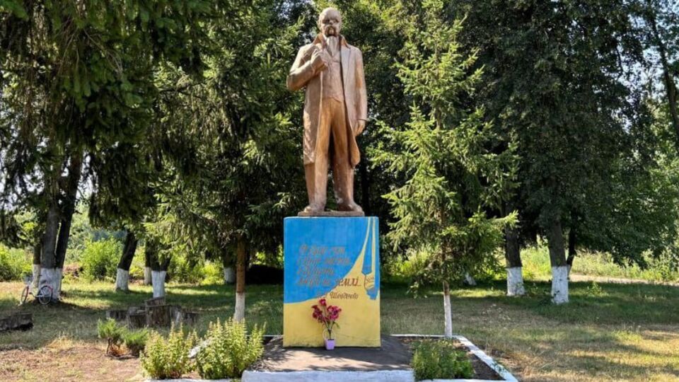 Местный художник за две недели сменил Ленину подбородок, заменил кепку на "Кобзарь", а пиджак превратил в пальто, отметило СМИ