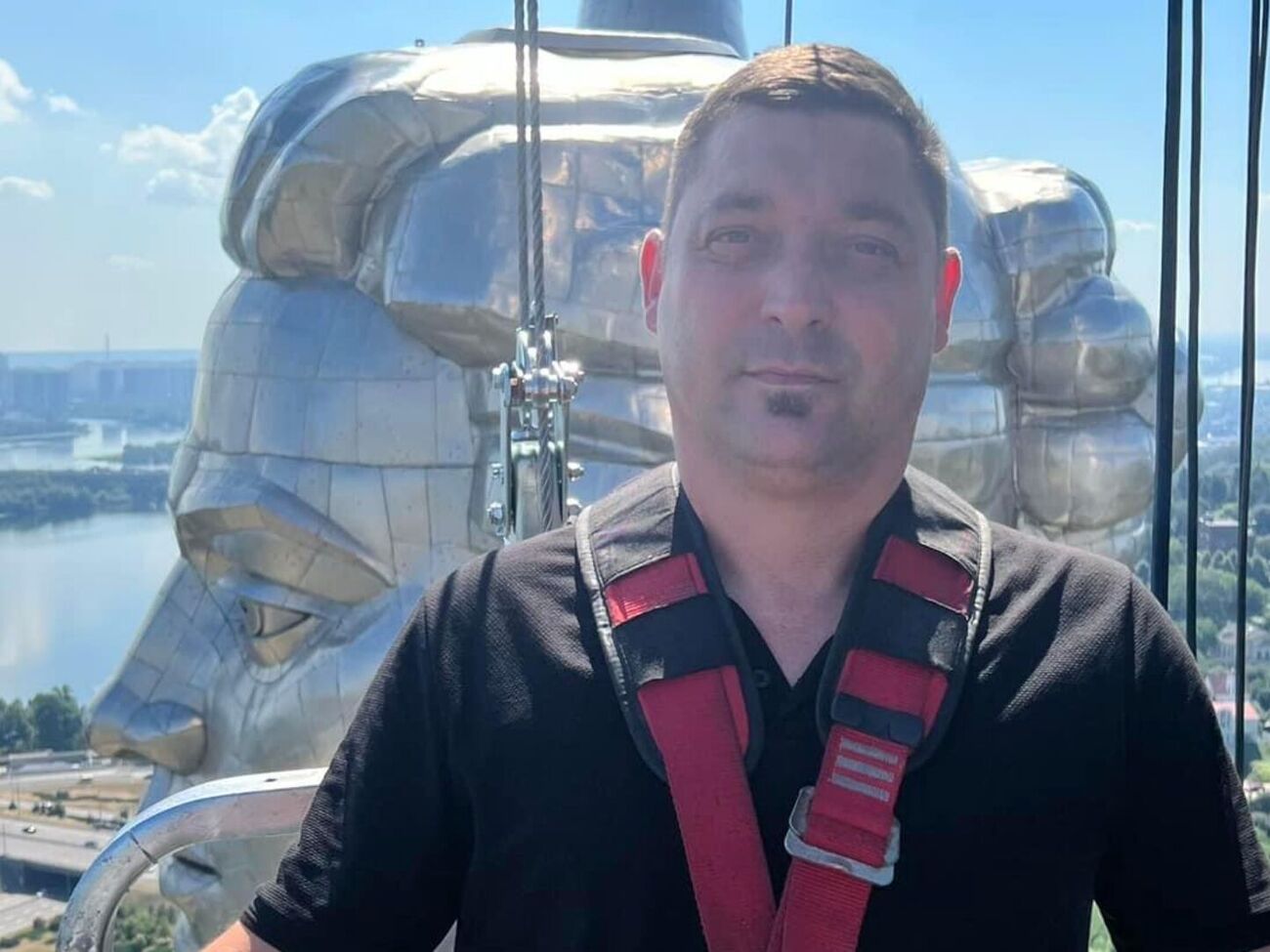 Тризуб на щиті зроблений із того ж матеріалу, що і "Батьківщина-мати", тому заіржавіти не може