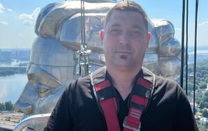 Тризуб на щиті зроблений із того ж матеріалу, що і "Батьківщина-мати", тому заіржавіти не може