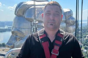 Тризуб на щиті зроблений із того ж матеріалу, що і "Батьківщина-мати", тому заіржавіти не може
