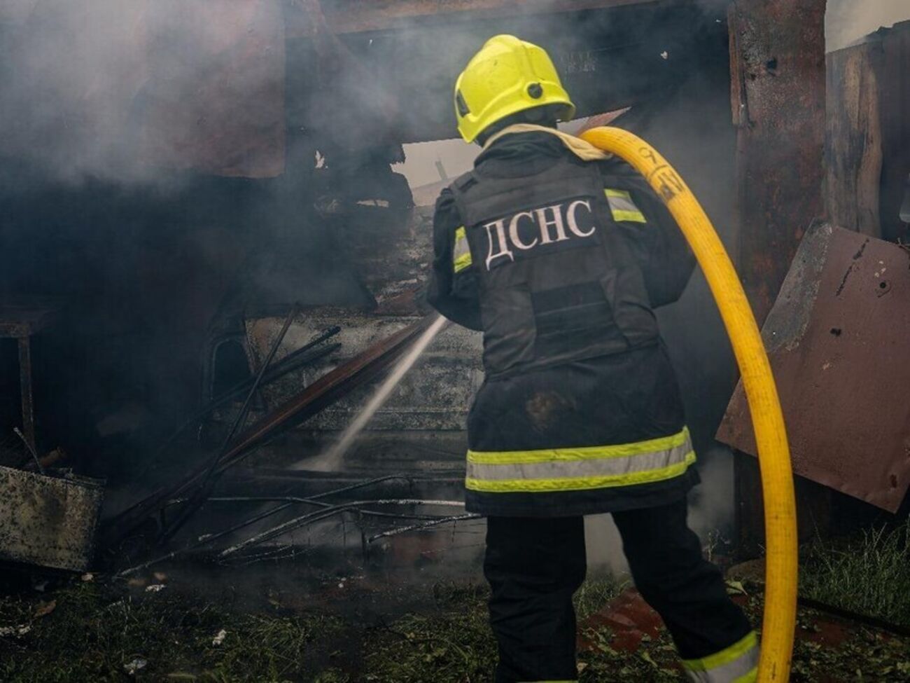На місці пожежі працюють співробітники ДСНС і поліції
