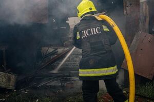 На месте пожара работают сотрудники ГСЧС и полиции