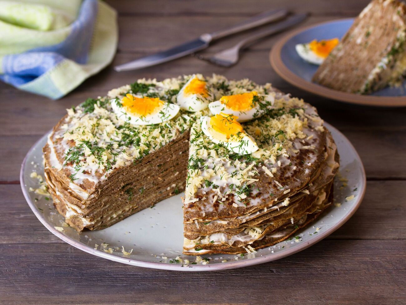 Вкус печеночного торта усиливается благодаря обилию начинки из лука и моркови