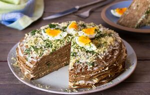 Вкус печеночного торта усиливается благодаря обилию начинки из лука и моркови