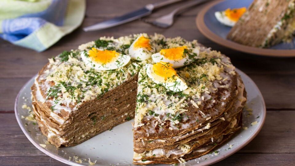 Вкус печеночного торта усиливается благодаря обилию начинки из лука и моркови