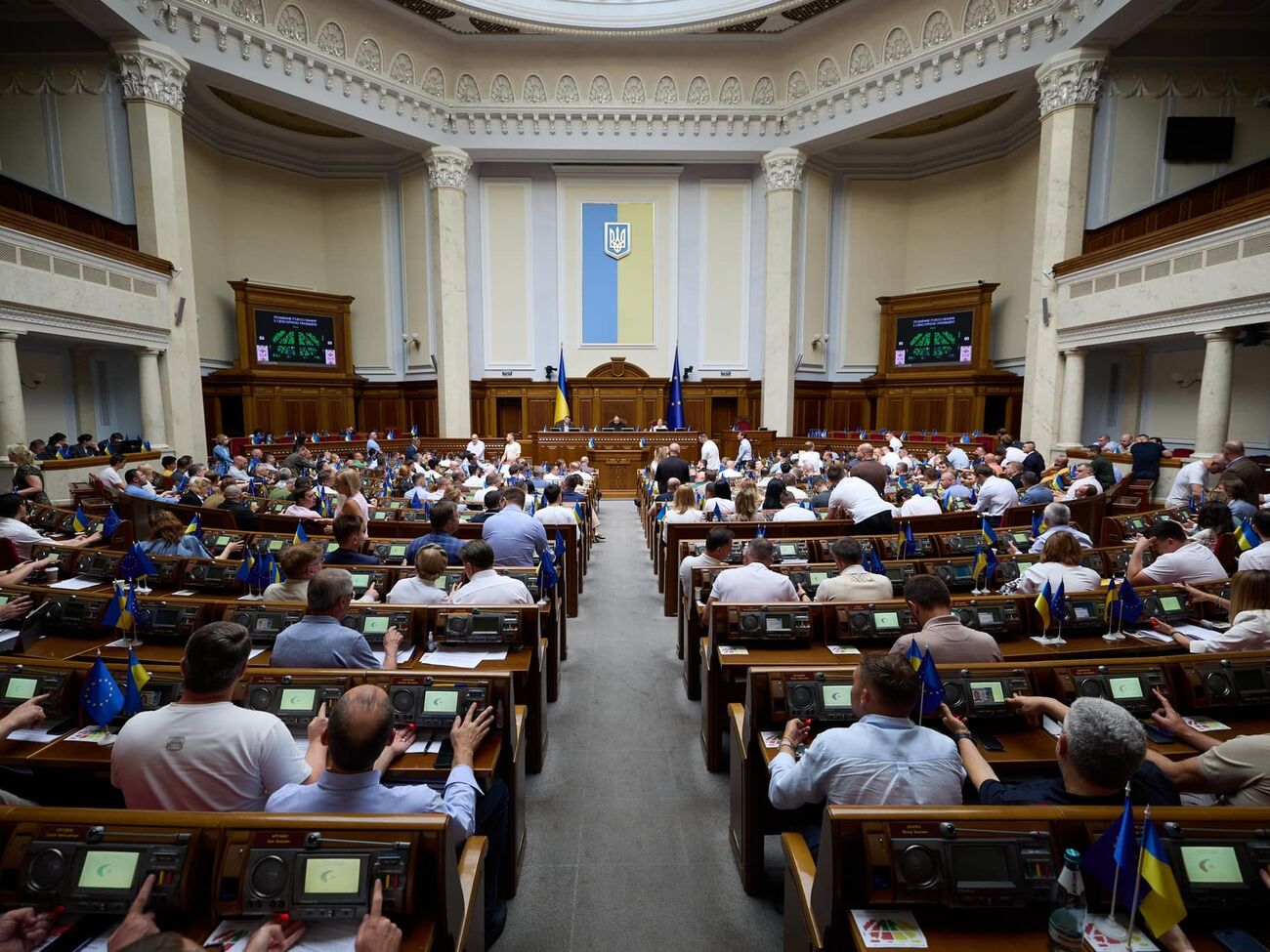Президентский законопроект №11410 о лишение госнаград предателей Украины поддержал в первом чтении 341 нардеп