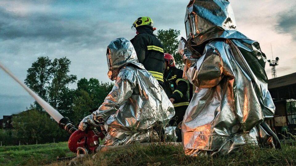 До ліквідації пожежі в Тернополі залучили більше ніж 90 рятувальників, розповіли у ДСНС