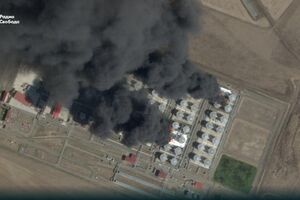 Площадь пожара на базе в Ростовской области составляет 10 тыс. м², сообщили в российском МЧС