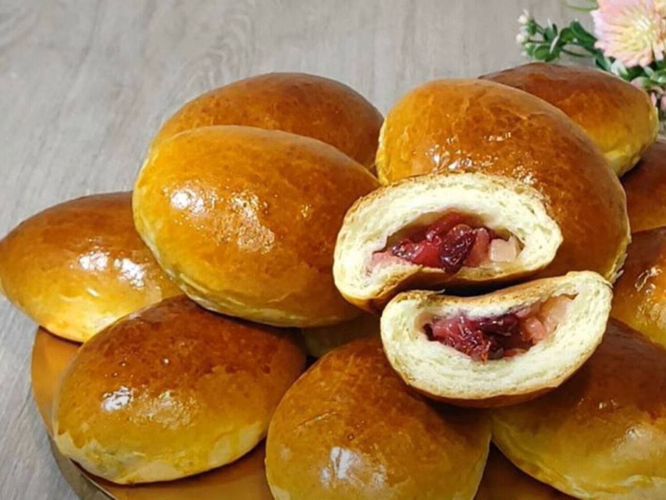 Випікайте пиріжки в розігрітій до 180 °C духовці 25 хвилин