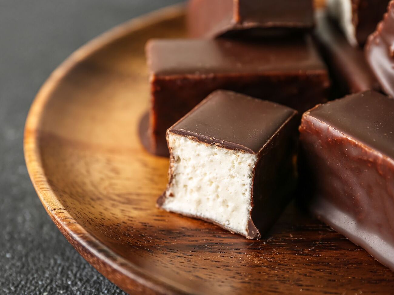 Десерт "Птичье молоко" следует полностью охладить перед подачей на стол