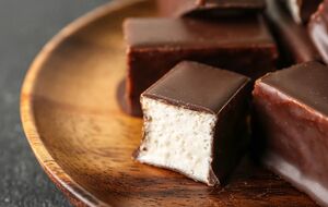 Десерт "Птичье молоко" следует полностью охладить перед подачей на стол