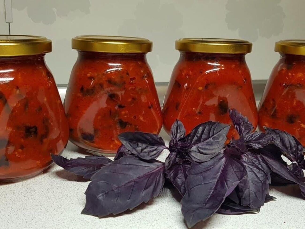 Консервований соус із базиліком не потребує додавання оцту