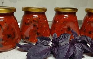 Консервований соус із базиліком не потребує додавання оцту