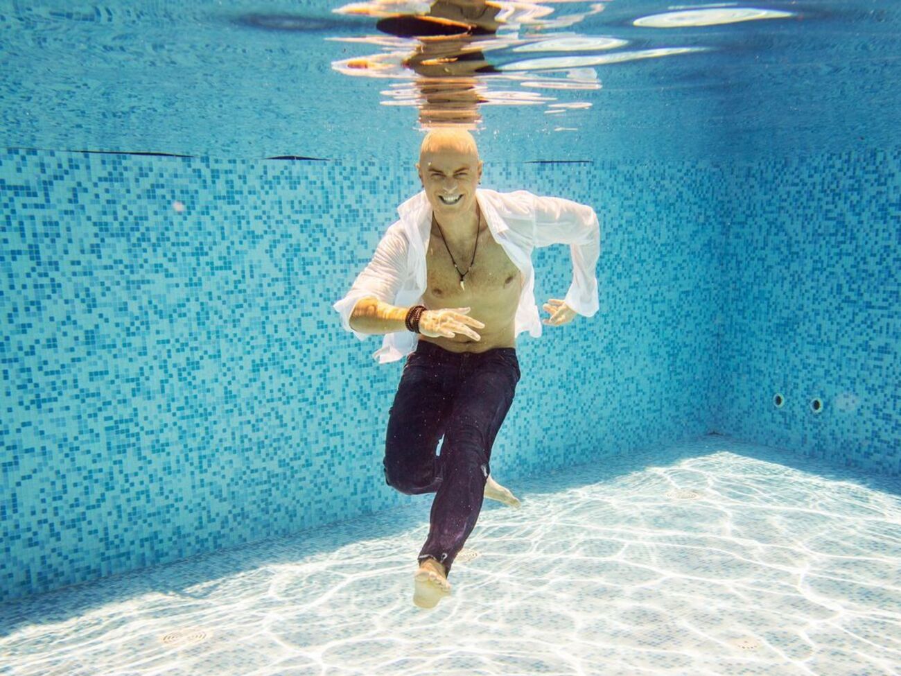 Яма в США посещает танцевальные вечеринки