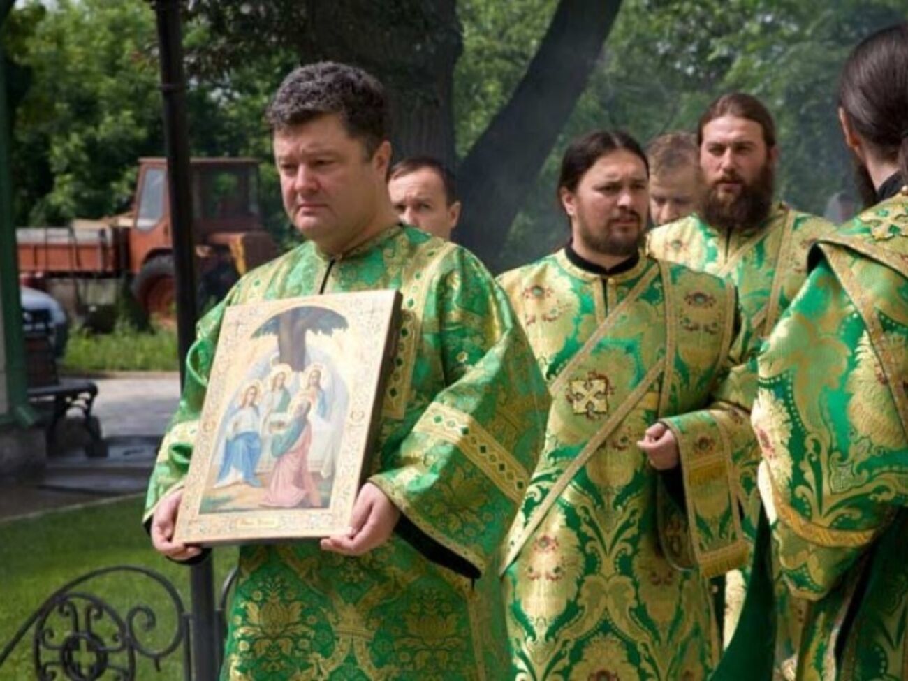 В запросе говорится об уточнении даты посвящения Порошенко в диаконы