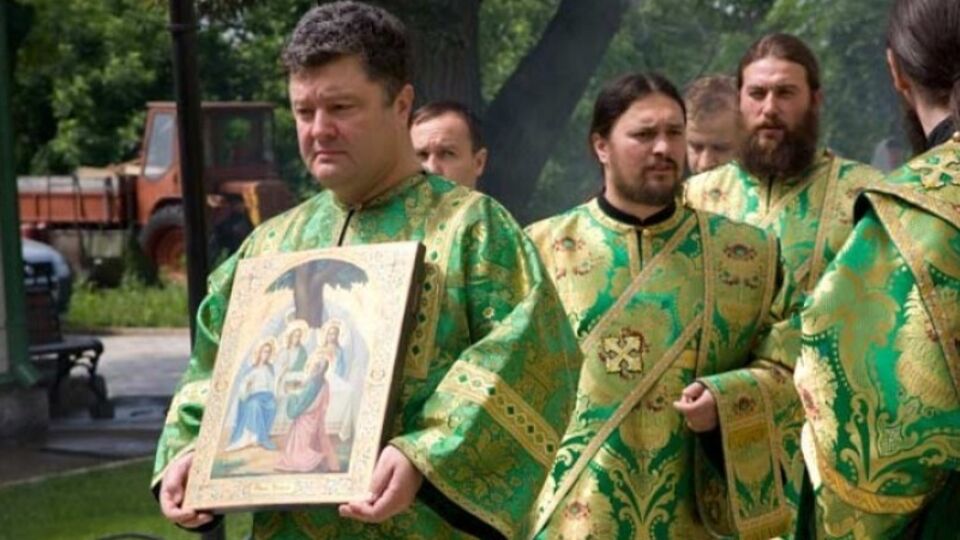 В запросе говорится об уточнении даты посвящения Порошенко в диаконы
