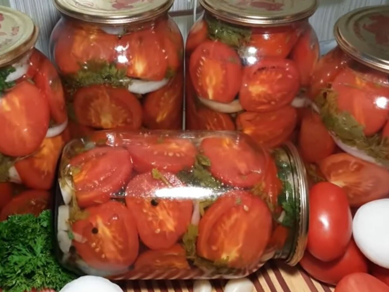 Помидоры, маринованные половинками, имеют пикантный вкус