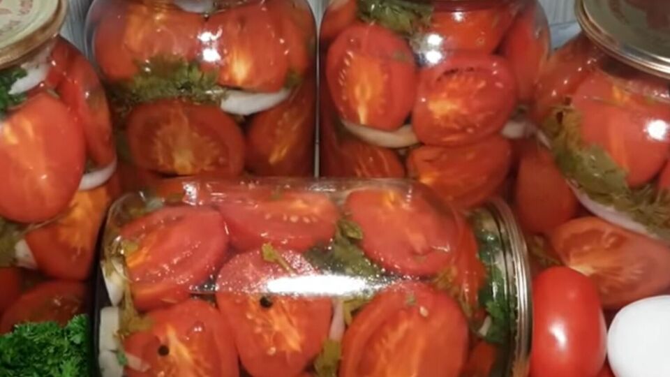 Помідори, мариновані половинками, мають пікантний смак