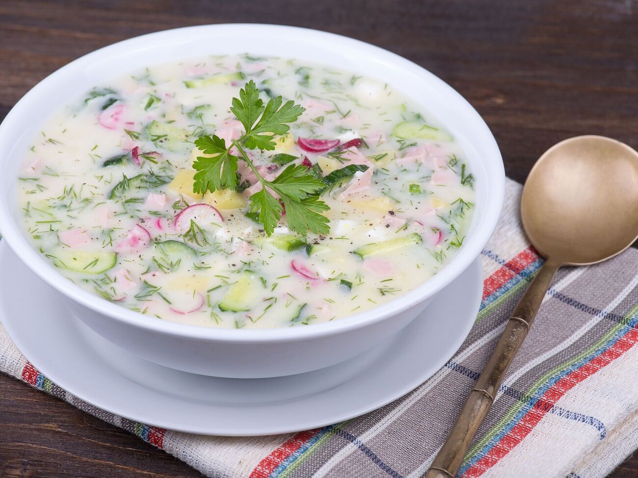 Окрошку можна подавати зі сметаною