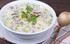 Окрошку можна подавати зі сметаною