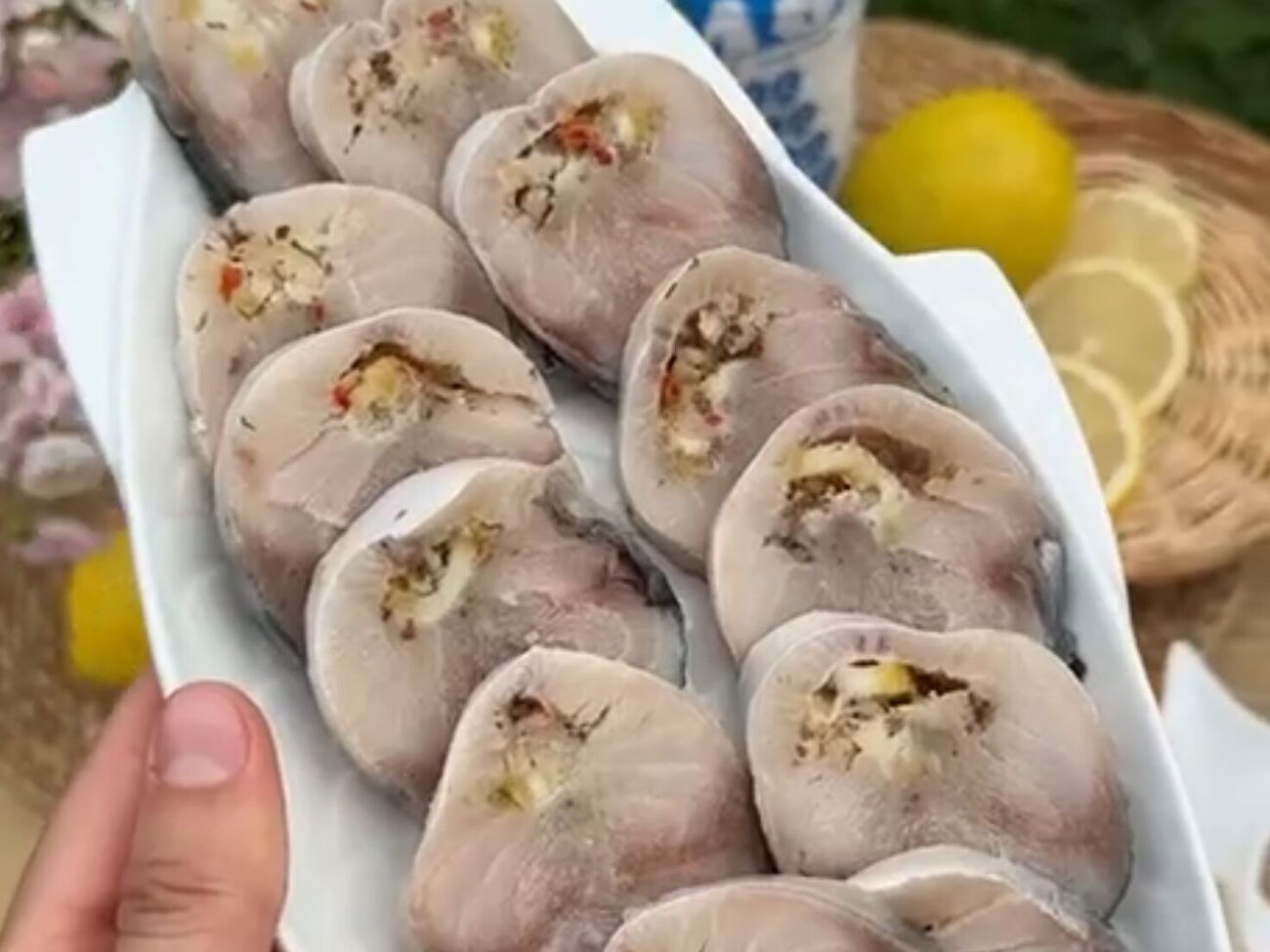 Замороженный рулет из рыбы напоминает сало