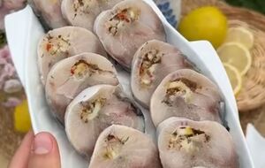 Замороженный рулет из рыбы напоминает сало