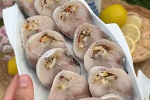 Замороженный рулет из рыбы напоминает сало