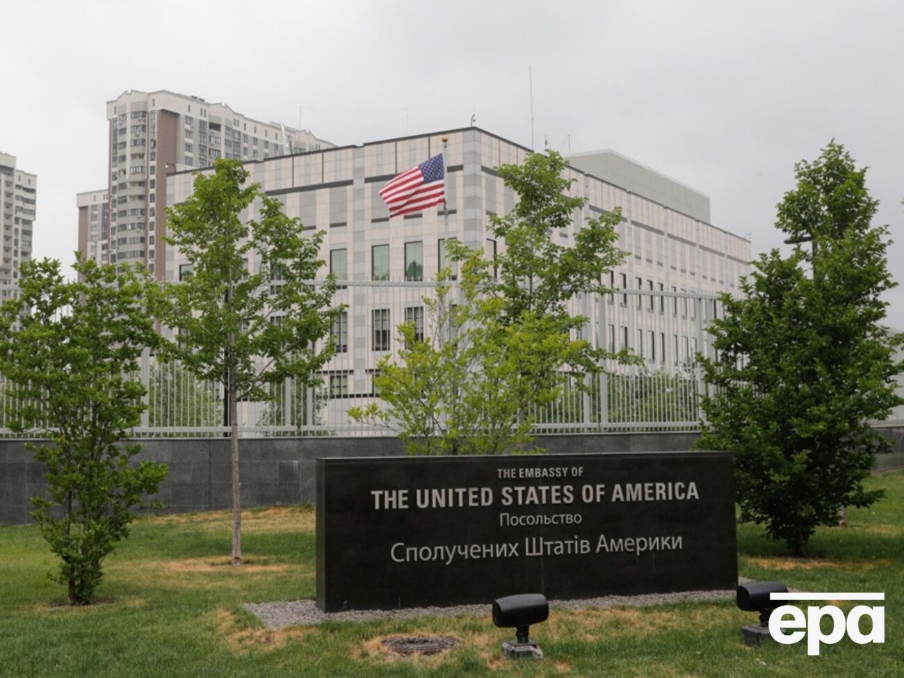 В течение следующих нескольких дней и на протяжении выходных существует повышенный риск ночных и дневных атак российских беспилотников и ракет, предупредили в посольстве США в Киеве
