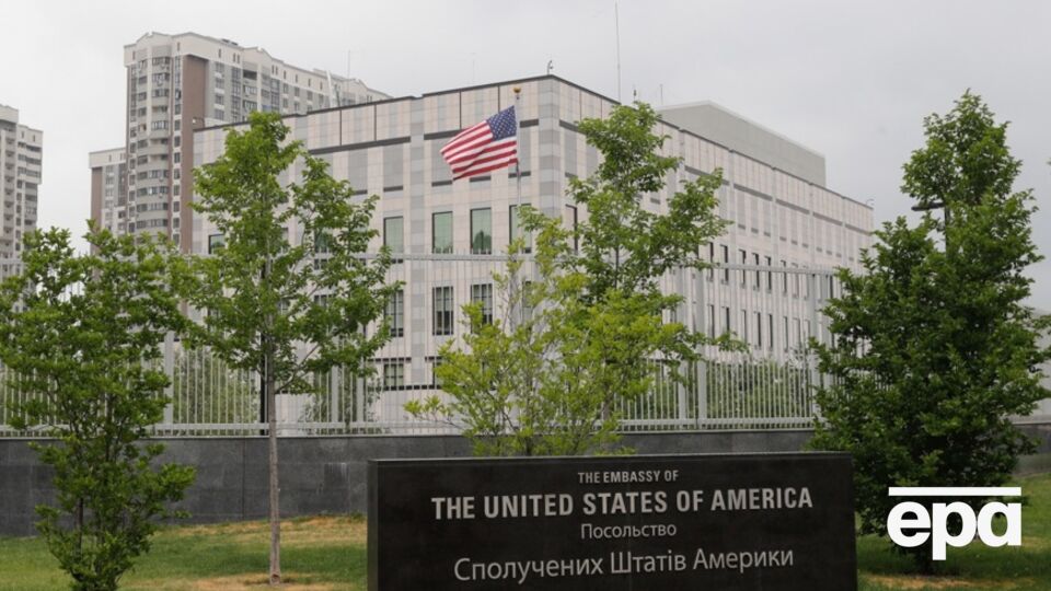 В течение следующих нескольких дней и на протяжении выходных существует повышенный риск ночных и дневных атак российских беспилотников и ракет, предупредили в посольстве США в Киеве