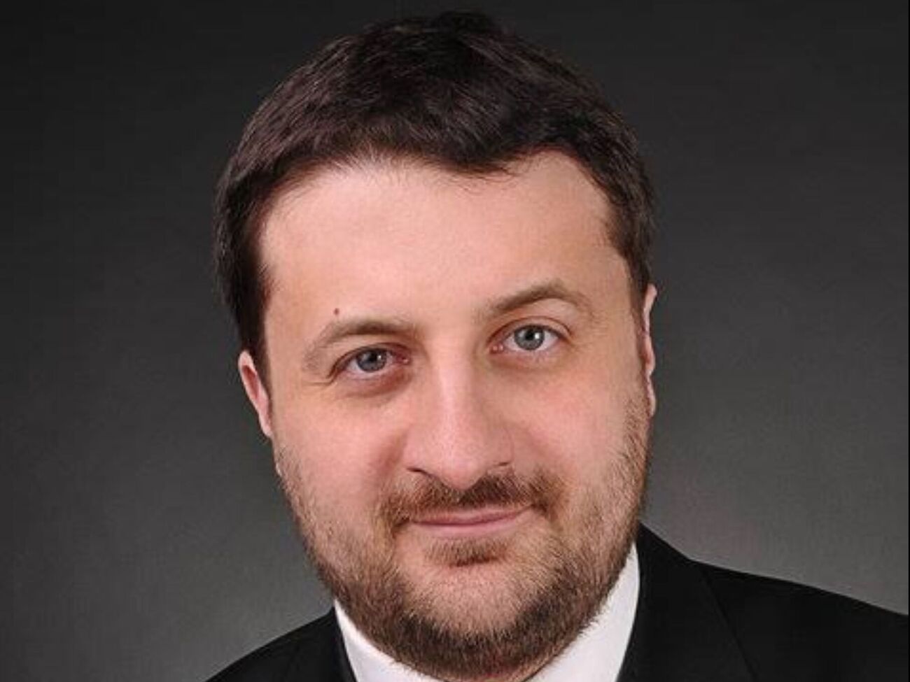 Алієв – президент Азербайджану і діє в інтересах своєї нації. Путін до нього на уклін їздить, кинувши свого союзника Вірменію