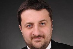 Алієв – президент Азербайджану і діє в інтересах своєї нації. Путін до нього на уклін їздить, кинувши свого союзника Вірменію