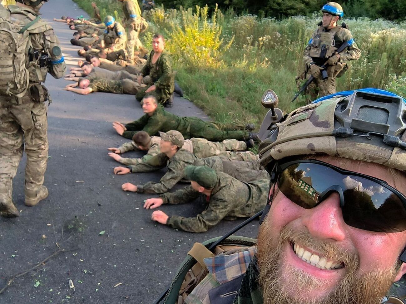 На фото, опубликованном Сухопутными войсками ВСУ, видно около 20 российских военнопленных