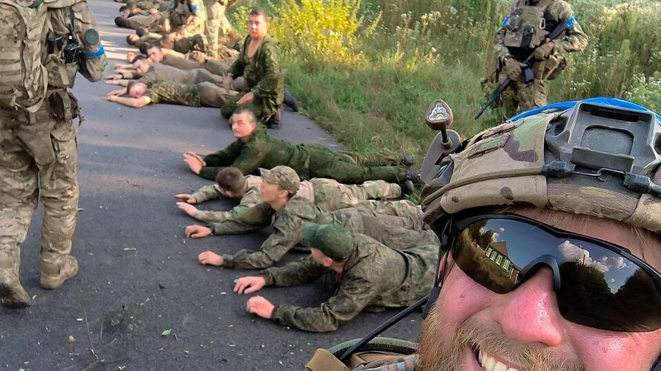 На фото, опубликованном Сухопутными войсками ВСУ, видно около 20 российских военнопленных