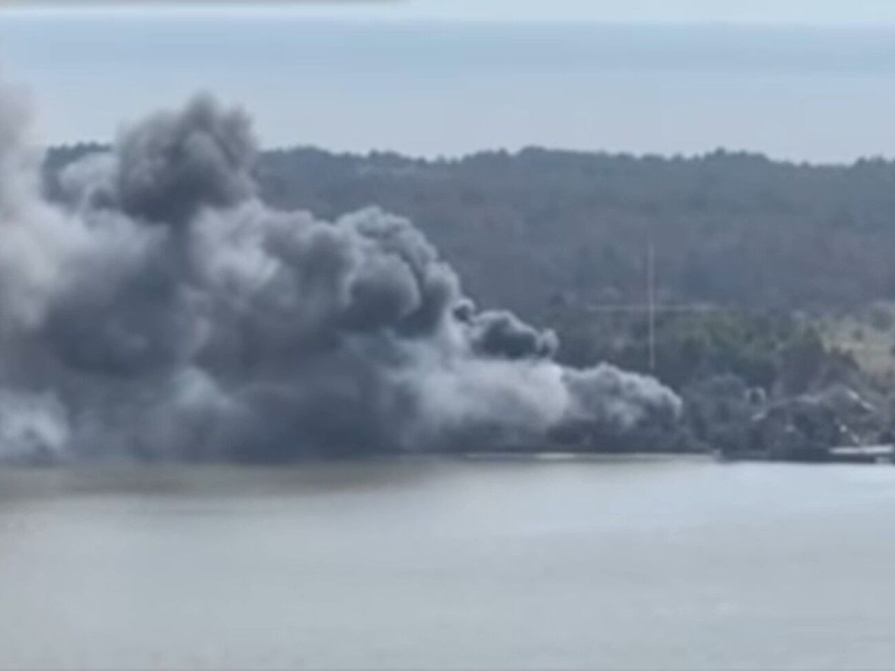 Подразделение ВМС уничтожило склад боеприпасов и горюче-смазочных материалов оккупантов на Кинбурнской косе, рассказали в Военно-морских силах ВСУ