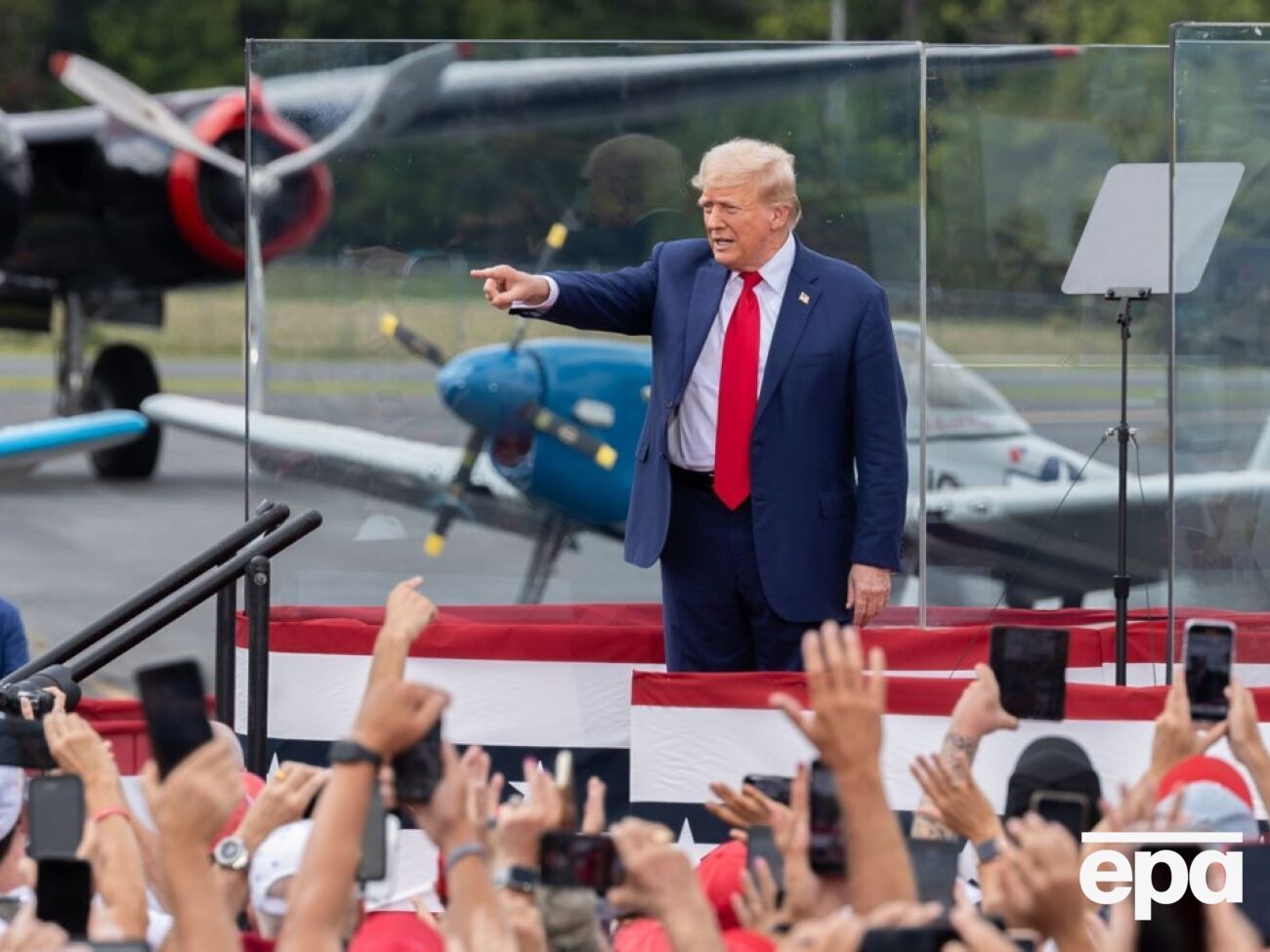 Перед Трампом было пуленепробиваемое стекло, по периметру стояли контейнеры, на крышах разместили снайперов, а сзади – старые самолеты